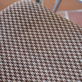 Paire de chaises vintage en chrome tubulaire avec assise et dossier en tissu à motif géométrique.

