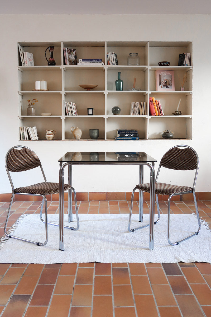 Paire de chaises vintage en chrome tubulaire avec assise et dossier en tissu à motif géométrique.
