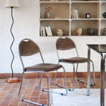 Paire de chaises vintage en chrome tubulaire avec assise et dossier en tissu à motif géométrique.
