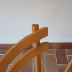 Paire de chaises vintage en hêtre massif, assise ronde et dossier à deux barreaux, style bistrot scandinave, présentées seules et en mise en situation.