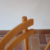 Paire de chaises vintage en hêtre massif, assise ronde et dossier à deux barreaux, style bistrot scandinave, présentées seules et en mise en situation.