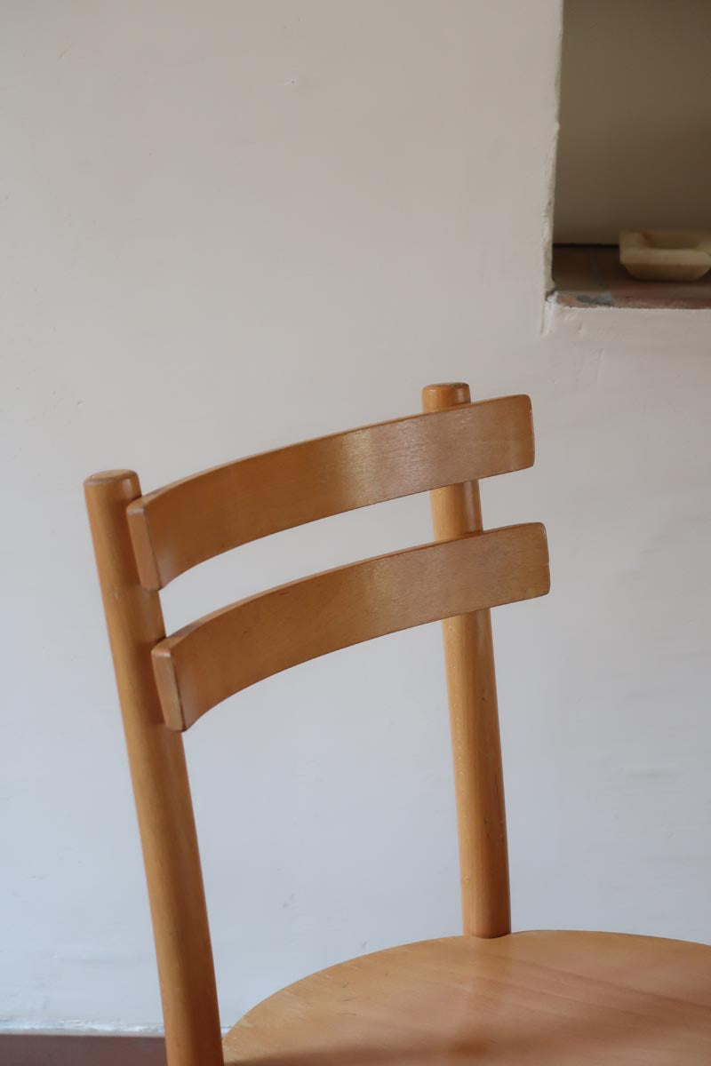 Paire de chaises vintage en hêtre massif, assise ronde et dossier à deux barreaux, style bistrot scandinave, présentées seules et en mise en situation.