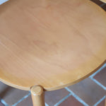 Paire de chaises vintage en hêtre massif, assise ronde et dossier à deux barreaux, style bistrot scandinave, présentées seules et en mise en situation.