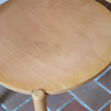 Paire de chaises vintage en hêtre massif, assise ronde et dossier à deux barreaux, style bistrot scandinave, présentées seules et en mise en situation.