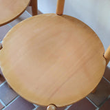 Paire de chaises vintage en hêtre massif, assise ronde et dossier à deux barreaux, style bistrot scandinave, présentées seules et en mise en situation.