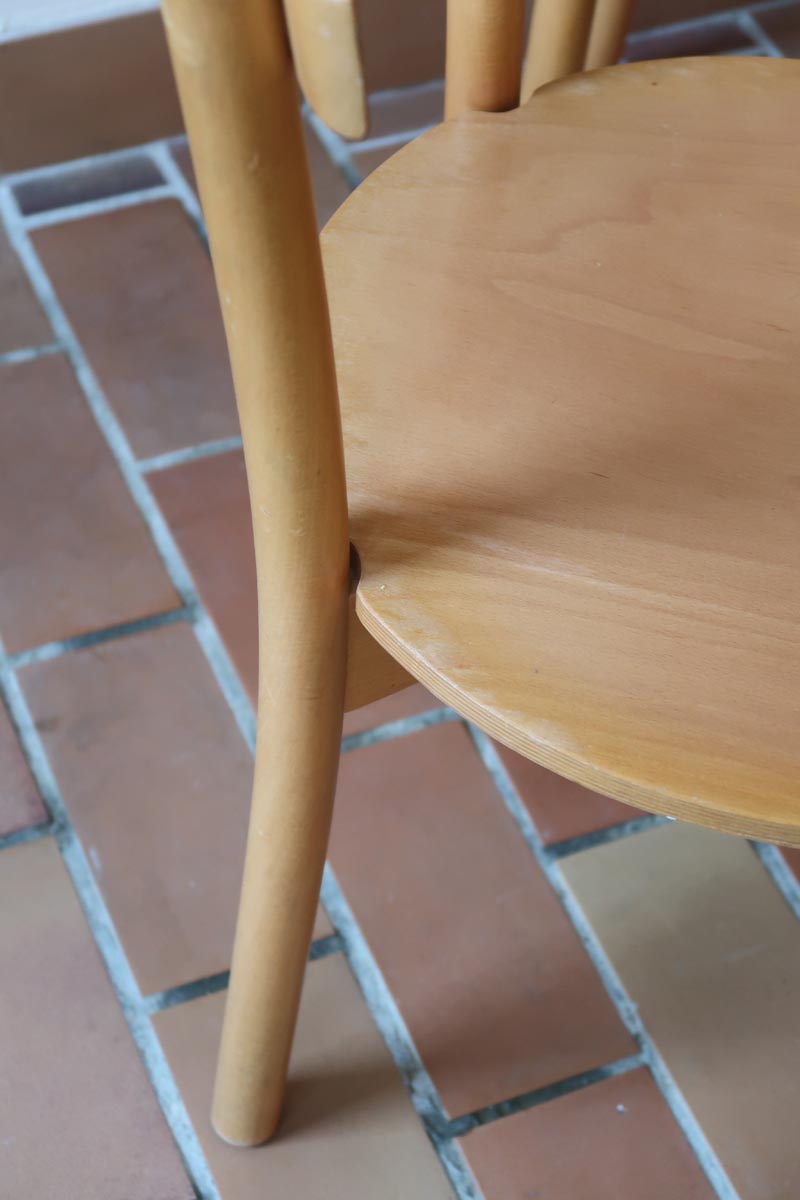 Paire de chaises vintage en hêtre massif, assise ronde et dossier à deux barreaux, style bistrot scandinave, présentées seules et en mise en situation.