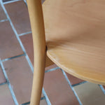 Paire de chaises vintage en hêtre massif, assise ronde et dossier à deux barreaux, style bistrot scandinave, présentées seules et en mise en situation.