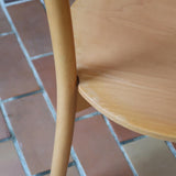 Paire de chaises vintage en hêtre massif, assise ronde et dossier à deux barreaux, style bistrot scandinave, présentées seules et en mise en situation.