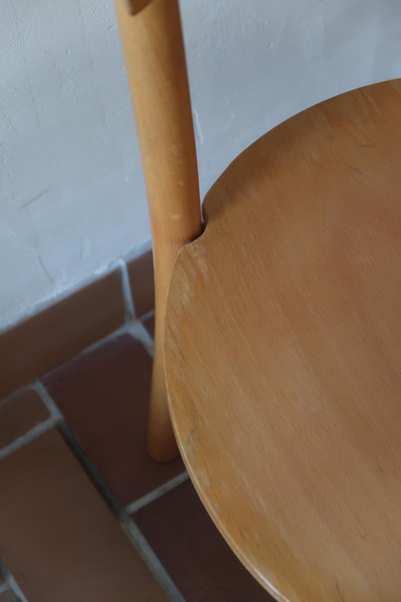 Paire de chaises vintage en hêtre massif, assise ronde et dossier à deux barreaux, style bistrot scandinave, présentées seules et en mise en situation.