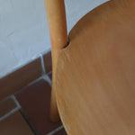 Paire de chaises vintage en hêtre massif, assise ronde et dossier à deux barreaux, style bistrot scandinave, présentées seules et en mise en situation.