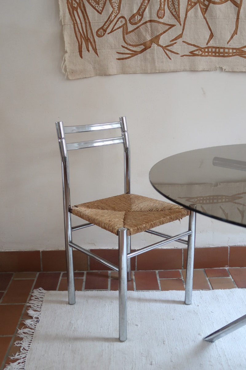 Paire de chaises modernistes des années 70 avec structure chromée et assise en paille tressée.