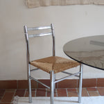 Paire de chaises modernistes des années 70 avec structure chromée et assise en paille tressée.