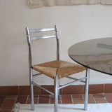Paire de chaises modernistes des années 70 avec structure chromée et assise en paille tressée.