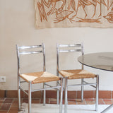 Paire de chaises modernistes des années 70 avec structure chromée et assise en paille tressée.