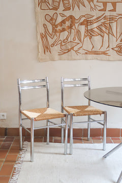 Paire de chaises modernistes des années 70 avec structure chromée et assise en paille tressée.