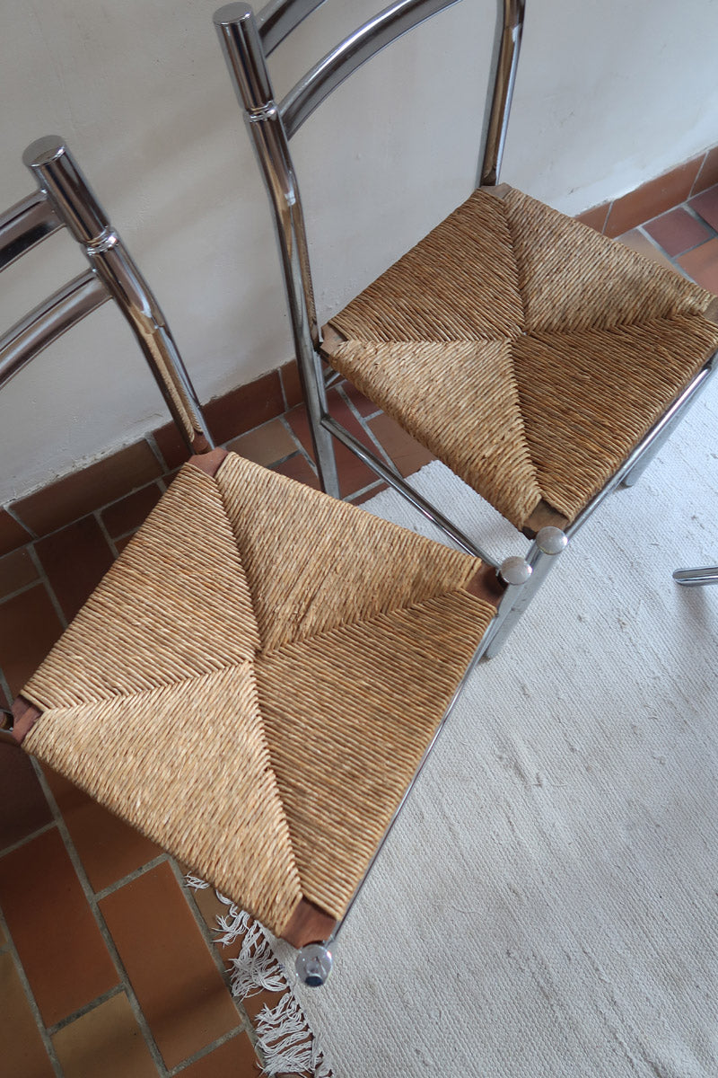 Paire de chaises modernistes des années 70 avec structure chromée et assise en paille tressée.