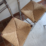 Paire de chaises modernistes des années 70 avec structure chromée et assise en paille tressée.