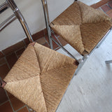 Paire de chaises modernistes des années 70 avec structure chromée et assise en paille tressée.