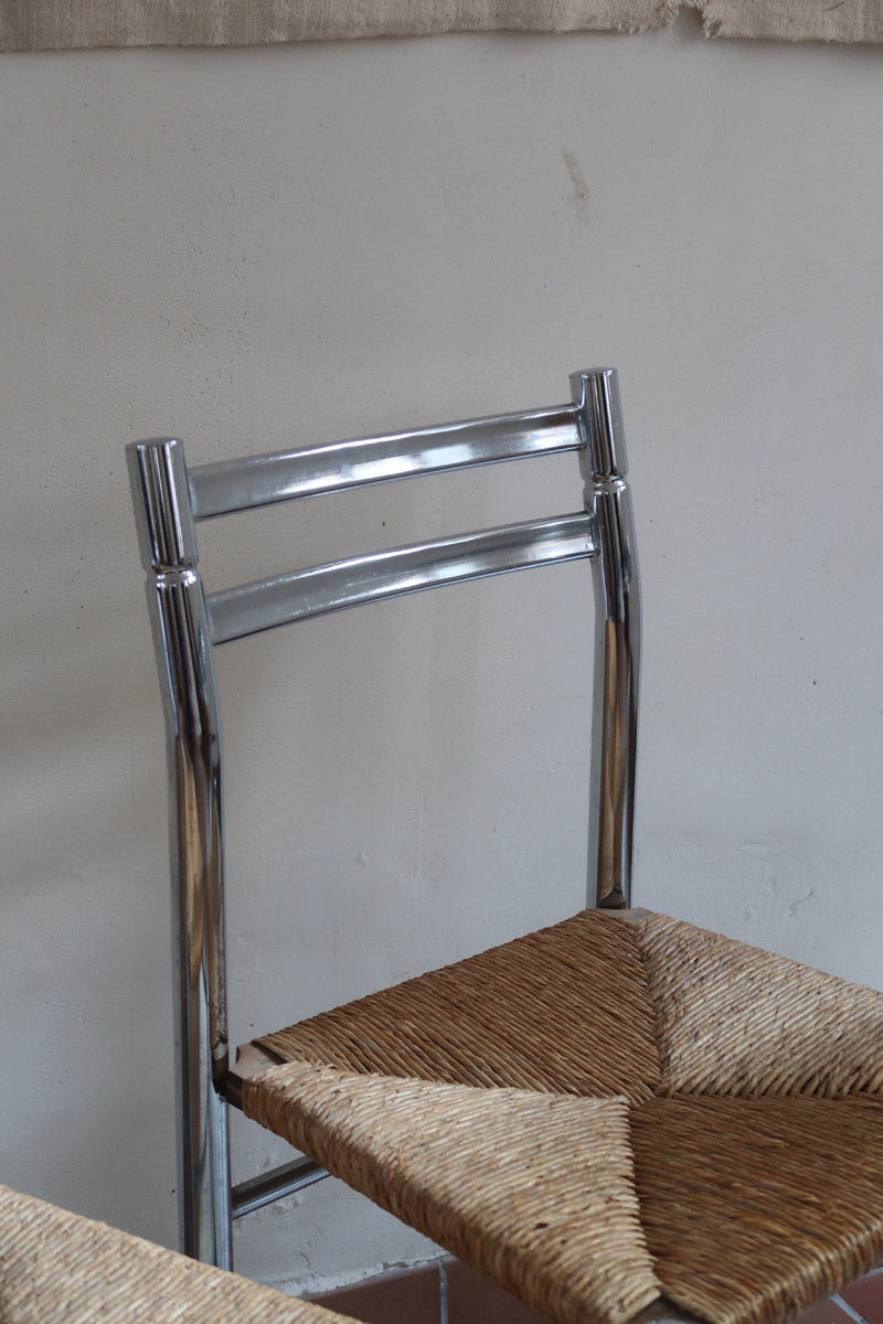 Paire de chaises modernistes des années 70 avec structure chromée et assise en paille tressée.