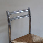 Paire de chaises modernistes des années 70 avec structure chromée et assise en paille tressée.