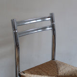 Paire de chaises modernistes des années 70 avec structure chromée et assise en paille tressée.