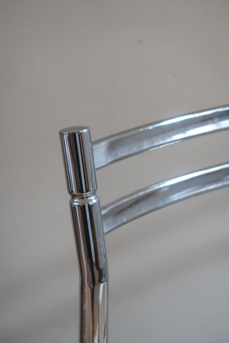 Paire de chaises modernistes des années 70 avec structure chromée et assise en paille tressée.