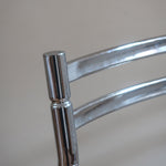 Paire de chaises modernistes des années 70 avec structure chromée et assise en paille tressée.