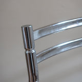 Paire de chaises modernistes des années 70 avec structure chromée et assise en paille tressée.