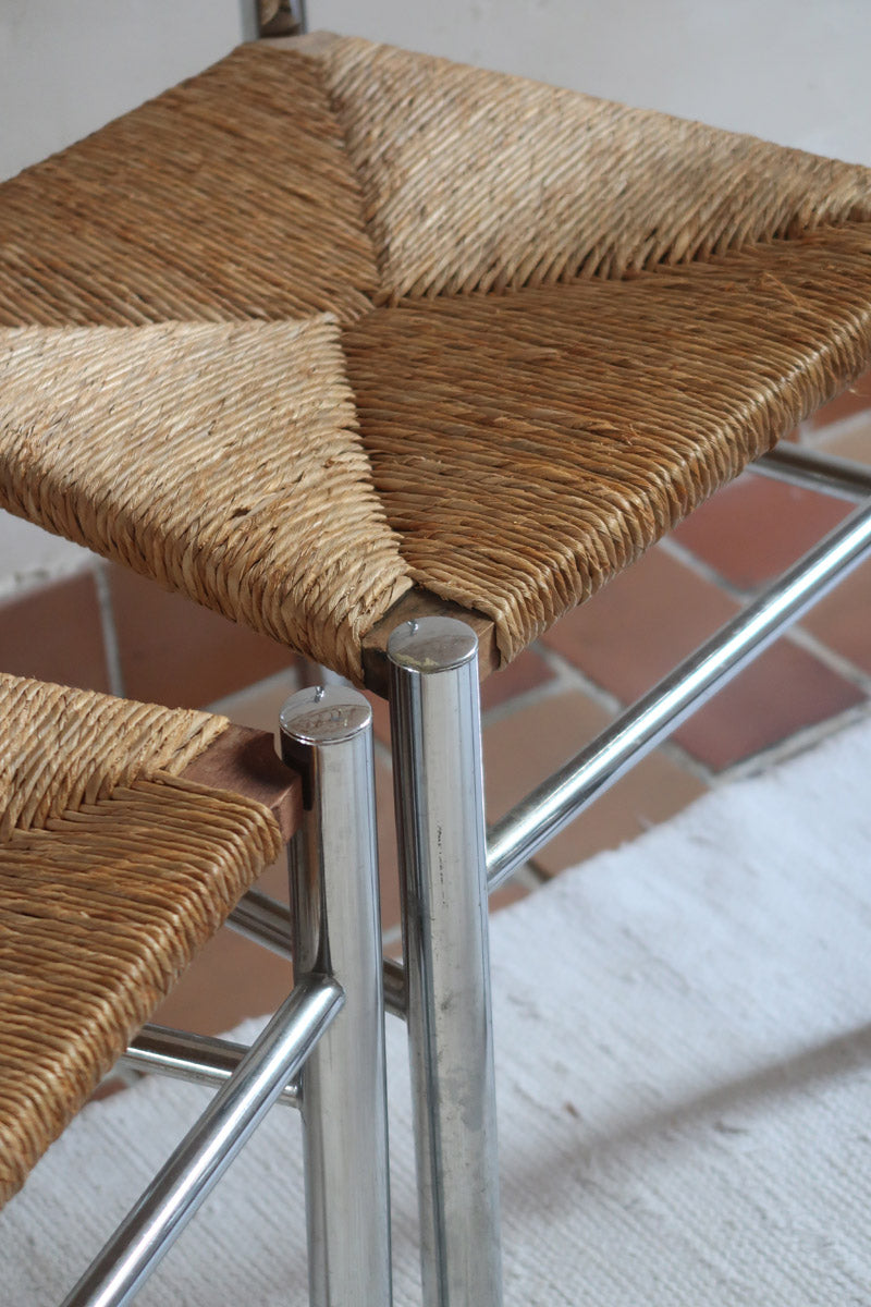 Paire de chaises modernistes des années 70 avec structure chromée et assise en paille tressée.