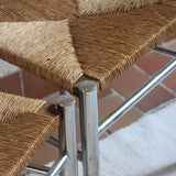 Paire de chaises modernistes des années 70 avec structure chromée et assise en paille tressée.