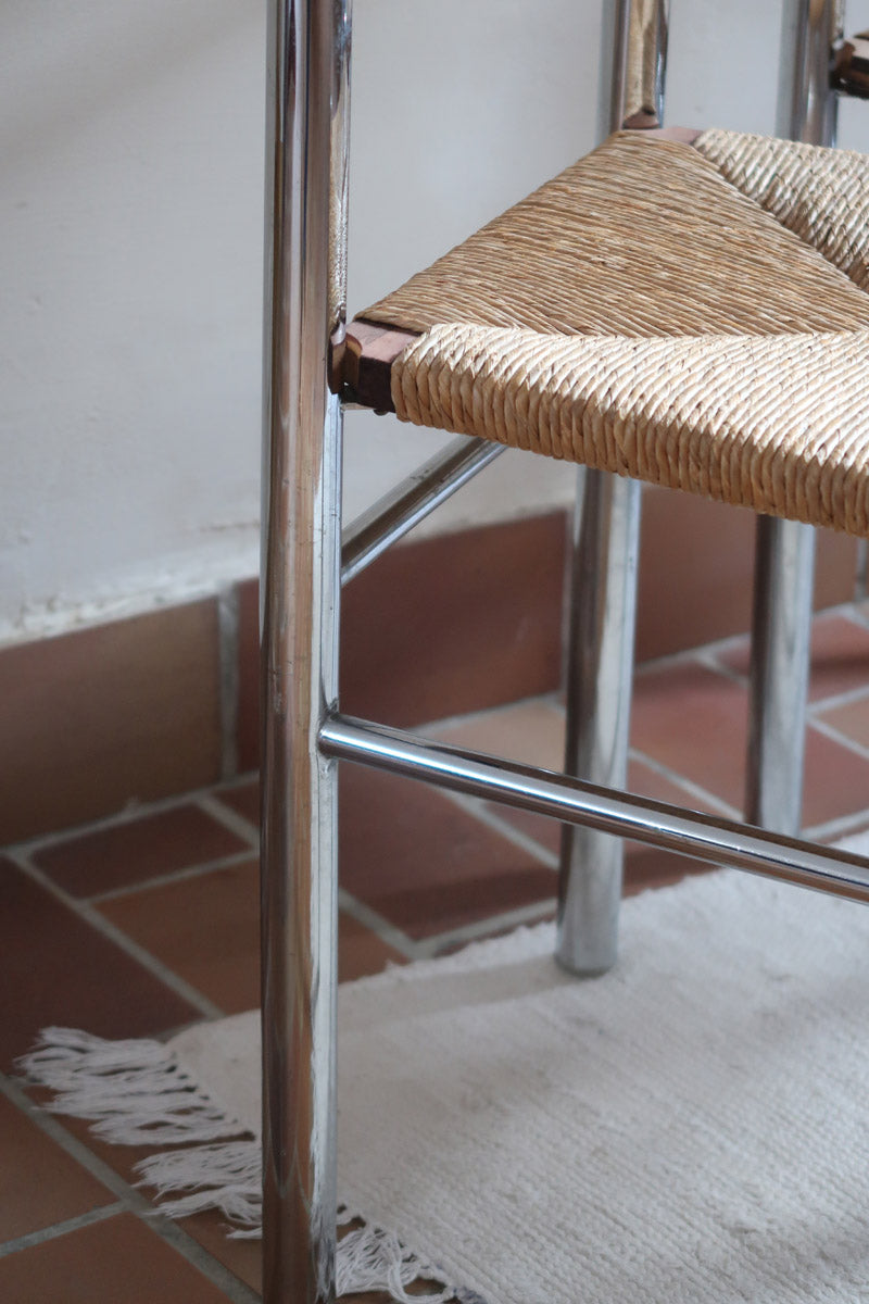 Paire de chaises modernistes des années 70 avec structure chromée et assise en paille tressée.