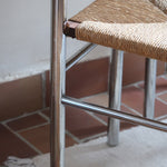 Paire de chaises modernistes des années 70 avec structure chromée et assise en paille tressée.