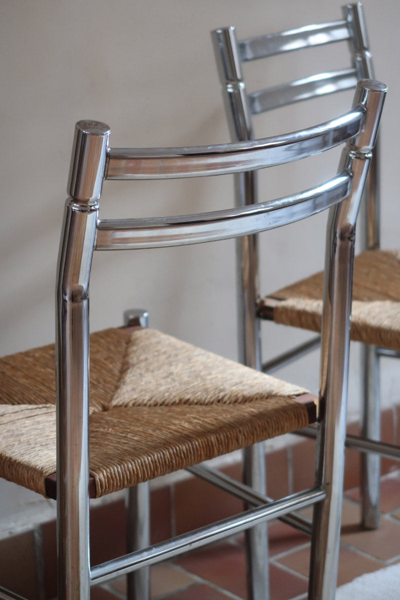 Paire de chaises modernistes des années 70 avec structure chromée et assise en paille tressée.