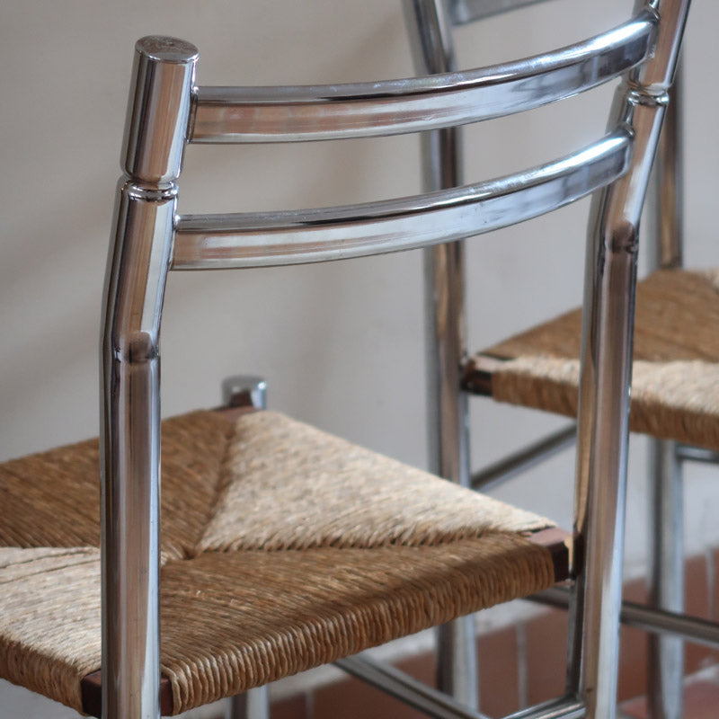 Paire de chaises modernistes des années 70 avec structure chromée et assise en paille tressée.
