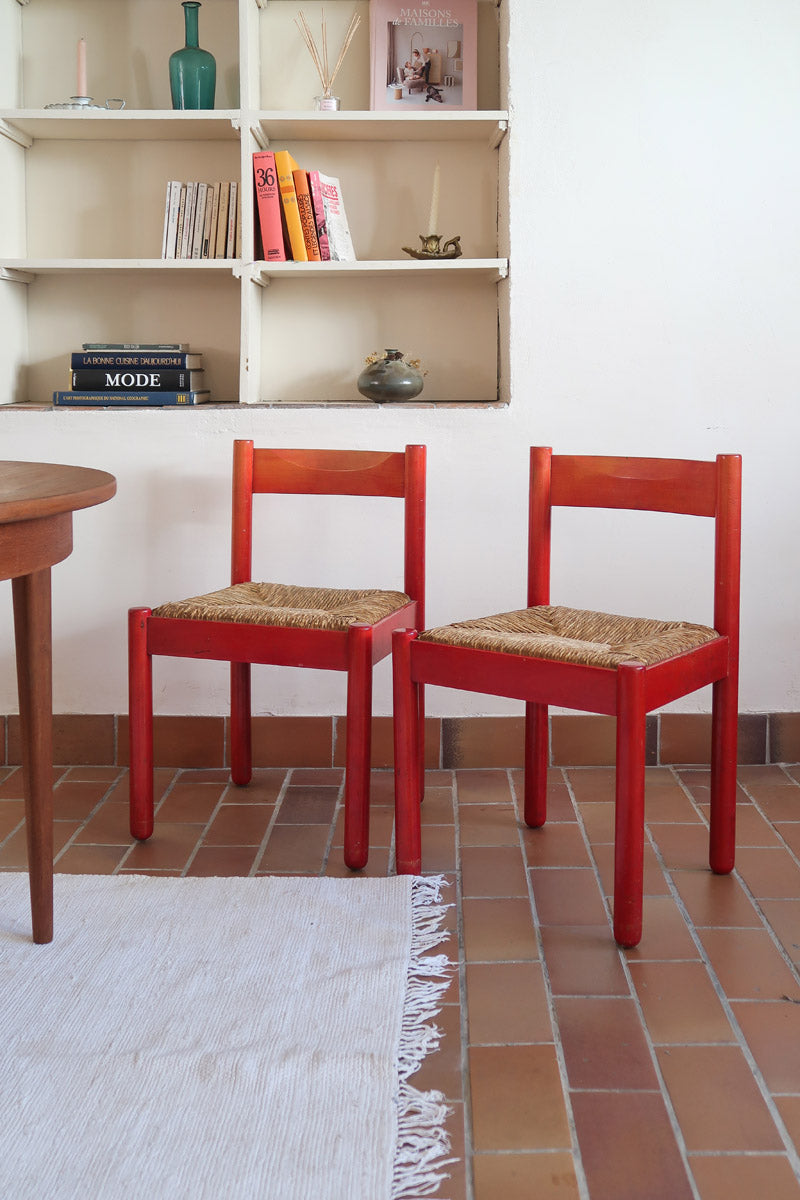 Paire de chaises italiennes vintage années 70, hêtre laqué rouge, assises paille, modèle dans l'esprit Carimate de Vico Magistretti
