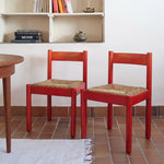 Paire de chaises italiennes vintage années 70, hêtre laqué rouge, assises paille, modèle dans l'esprit Carimate de Vico Magistretti