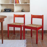 Paire de chaises italiennes vintage années 70, hêtre laqué rouge, assises paille, modèle dans l'esprit Carimate de Vico Magistretti