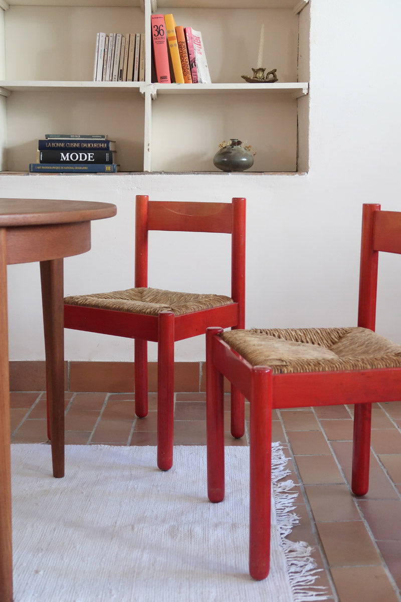 Paire de chaises italiennes vintage années 70, hêtre laqué rouge, assises paille, modèle dans l'esprit Carimate de Vico Magistretti