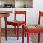 Paire de chaises italiennes vintage années 70, hêtre laqué rouge, assises paille, modèle dans l'esprit Carimate de Vico Magistretti