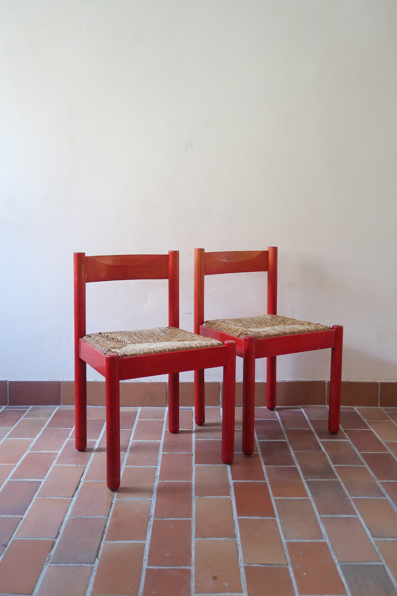 Paire de chaises italiennes vintage années 70, hêtre laqué rouge, assises paille, modèle dans l'esprit Carimate de Vico Magistretti