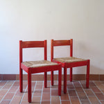 Paire de chaises italiennes vintage années 70, hêtre laqué rouge, assises paille, modèle dans l'esprit Carimate de Vico Magistretti