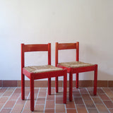 Paire de chaises italiennes vintage années 70, hêtre laqué rouge, assises paille, modèle dans l'esprit Carimate de Vico Magistretti
