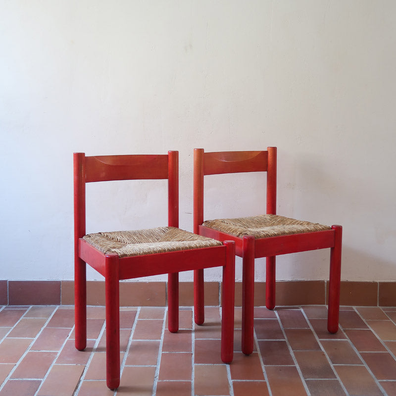 Paire de chaises italiennes vintage années 70, hêtre laqué rouge, assises paille, modèle dans l'esprit Carimate de Vico Magistretti