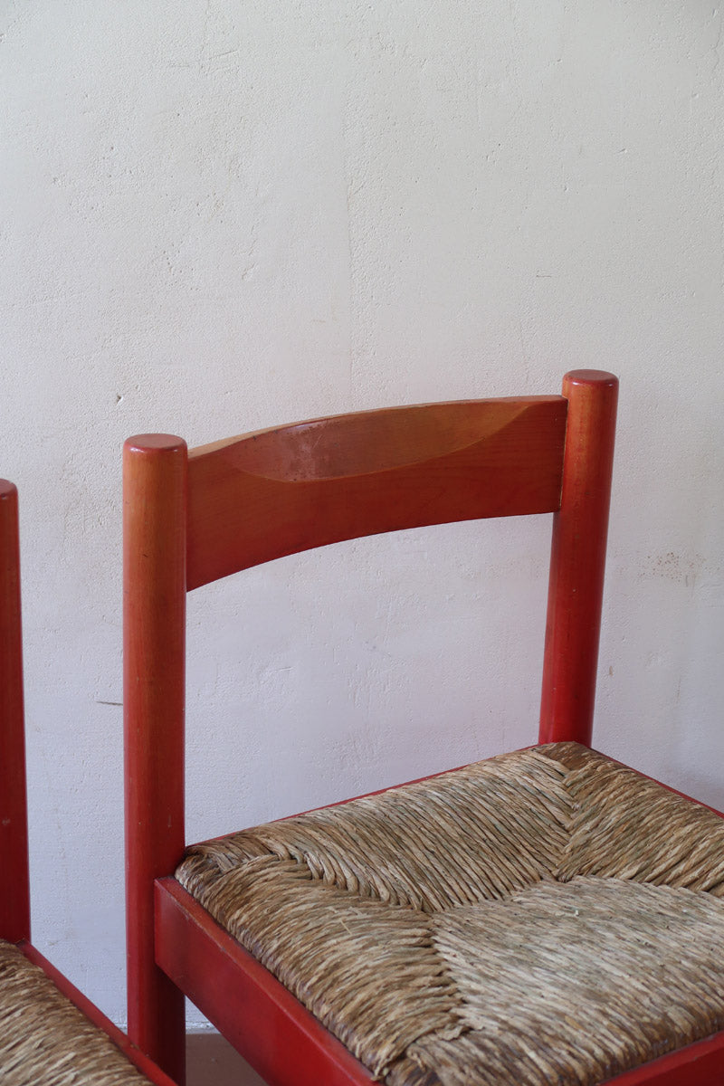 Paire de chaises italiennes vintage années 70, hêtre laqué rouge, assises paille, modèle dans l'esprit Carimate de Vico Magistretti