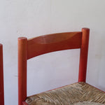 Paire de chaises italiennes vintage années 70, hêtre laqué rouge, assises paille, modèle dans l'esprit Carimate de Vico Magistretti
