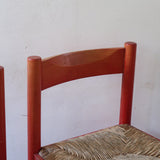 Paire de chaises italiennes vintage années 70, hêtre laqué rouge, assises paille, modèle dans l'esprit Carimate de Vico Magistretti