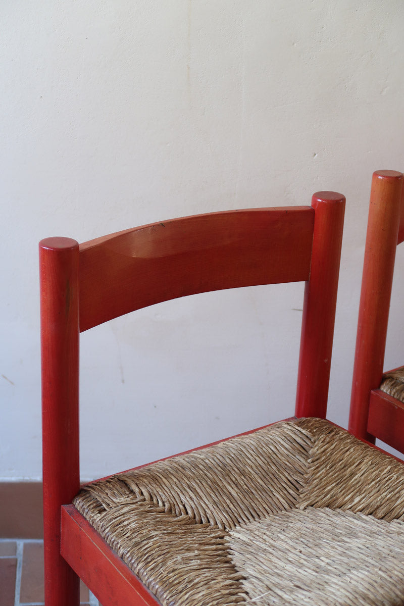 Paire de chaises italiennes vintage années 70, hêtre laqué rouge, assises paille, modèle dans l'esprit Carimate de Vico Magistretti