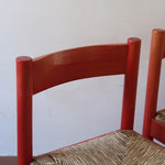 Paire de chaises italiennes vintage années 70, hêtre laqué rouge, assises paille, modèle dans l'esprit Carimate de Vico Magistretti