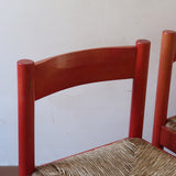 Paire de chaises italiennes vintage années 70, hêtre laqué rouge, assises paille, modèle dans l'esprit Carimate de Vico Magistretti