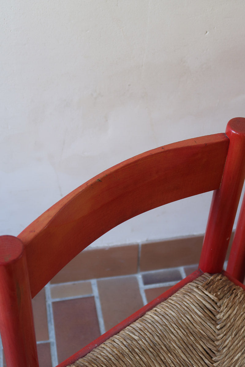 Paire de chaises italiennes vintage années 70, hêtre laqué rouge, assises paille, modèle dans l'esprit Carimate de Vico Magistretti